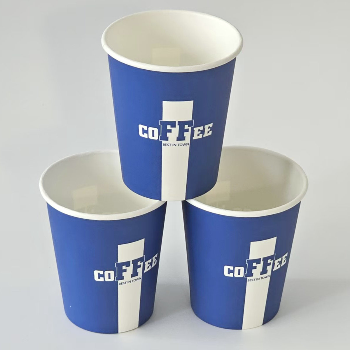 Taza de café desechable de papel de pared simple con tapa y logotipo personalizado para bebidas para llevar